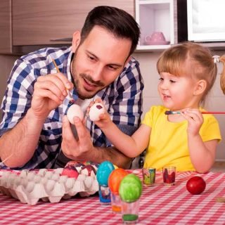 Un padre y su hija compartiendo una actividad en casa