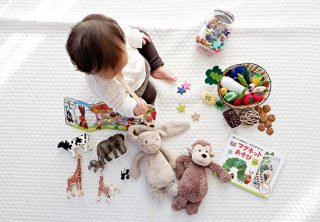 Bebé explorando juguetes y materiales sensoriales