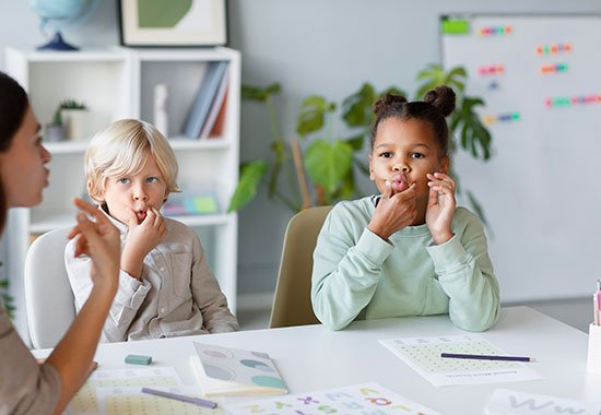 Sesión de logopedia trabajando la articulación con dos niños